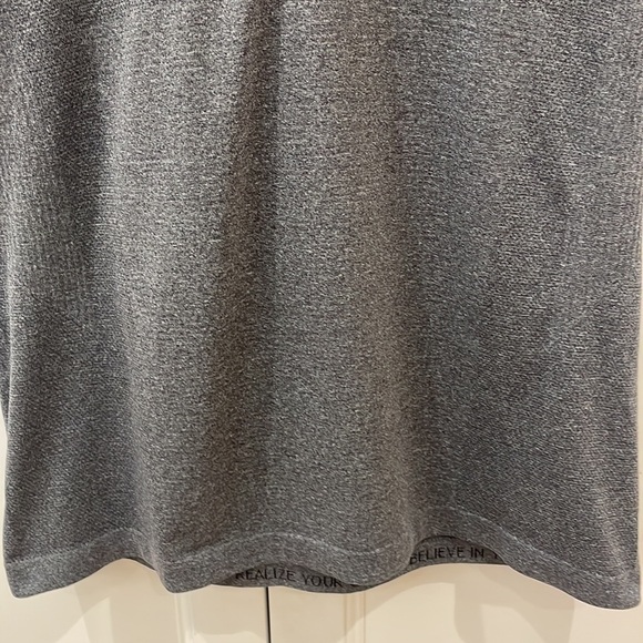 Lululemon Men’s Heathered Gray Polo Shirt—Great Fabric and Style—Great Cond! M - Picture 3 of 6